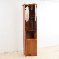 vetrina moderna con fronte ondulato