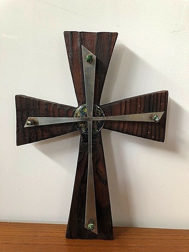 Antique stylised cross - -,