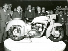 1954 MILANO Mostra Ciclo e Motociclo - Bernardo MATTARELLA allo stand moto ISO