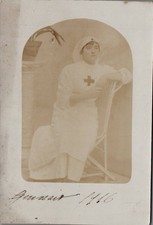 Croce Rossa donna in divisa f