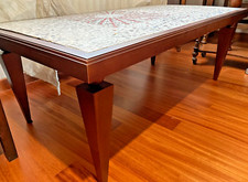 Tavolino in legno con ripiano