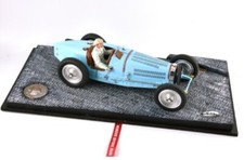 FLM - Voiture de couleur bleue