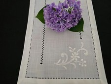 Runner ricamato a mano in