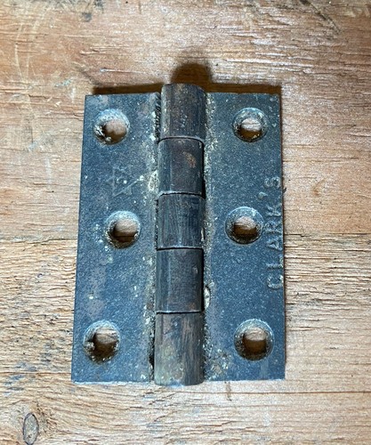 Una singola vecchia cerniera
