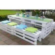 Tavoli con panche in legno con