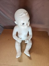 Manichino Bimbo Neonato Con Lesioni Da Revisionare Con Stucco Muro