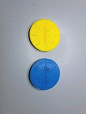 TITOM 1 PEDINA GIALLA + 1 PEDINA BLU GIOCO VINTAGE ANNI 70 _no subbuteo monopoli