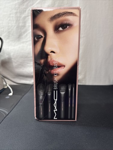 Mac cosmetics basic - brush, kit