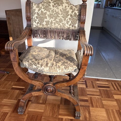 Poltrona antica storica con