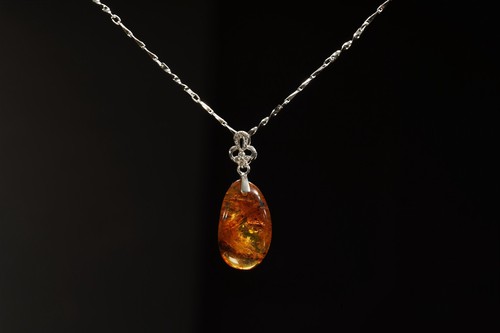 Collana con ciondolo ambra
