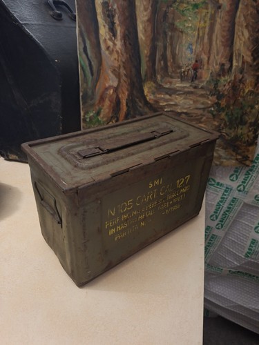 Vecchia cassetta militare per - vecchia,