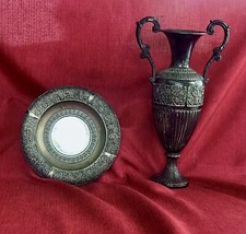 ANFORA BIANSATA IN PELTRO PESANTE CON SOTTOPIATTO. FRANCIA ANNI ‘40