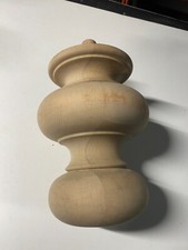 Grande colonna in legno duro