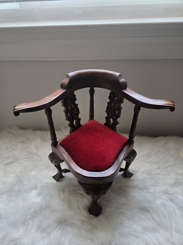 Sedia intagliata stile