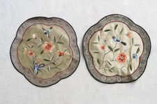 Coppia di centrini vintage in seta con fiori e uccelli ricamati