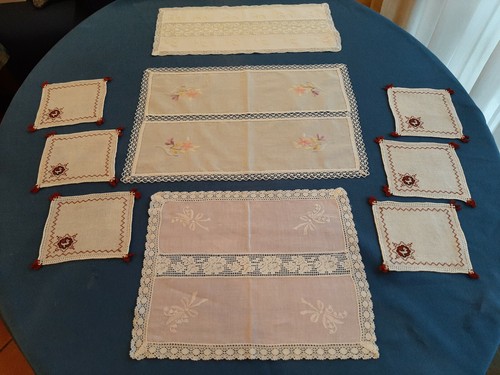 Nove centrini ricamati - a, mano