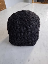 cappello all'uncinetto nero