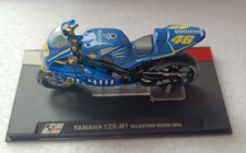 MODELLINO MOTO 1:24 Yamaha YZR-M1 Valentino Rossi 2004 NO Box in plexiglass