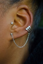 Ear cuff con catena e zirconi