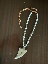 Collana Pendente Grande Dente Squalo Metallo Argento,  Perle Bianco Lucido