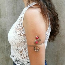 Bracciale spalla vintage in ottone placcato argento avvolto in corallo occhio di tigre...