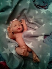 REBORN NUEVO A ESTRENAR. VINILO.48CM. REGALO ROPA Y MANTAS.