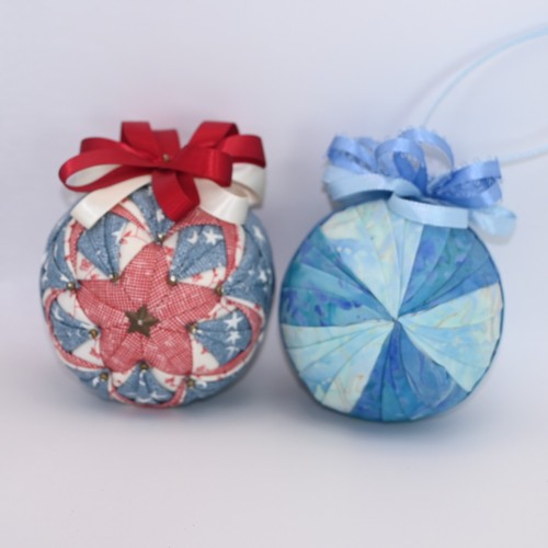 Ornamenti trapuntati fatti - , a