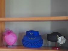 Tre cappellini+pochette orig '80 bluette fucsia nero seta paglia veletta fiocco 