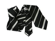 Cravatta nera a righe grigie