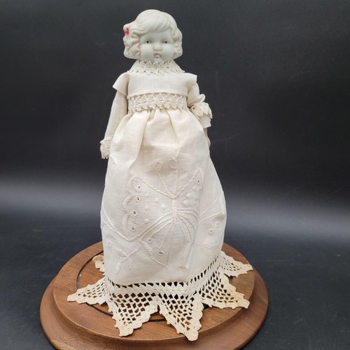 Antica statuina bambola