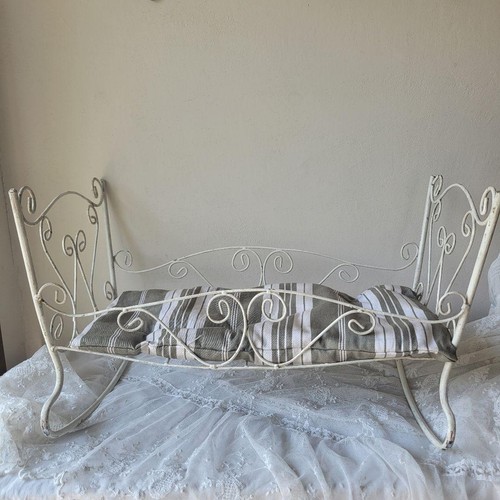 Antico letto per bambole