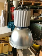 Eine Hängelampe mit Marke