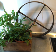 antica carriola ruota in ghisa