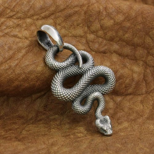 Ciondolo serpente realistico