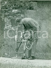 1965 ca SVIZZERA ? Vittorio Emanuele IV tenta di riparare bicicletta FOTO