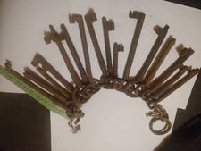 Lotto Di 16 Chiavi Antiche In