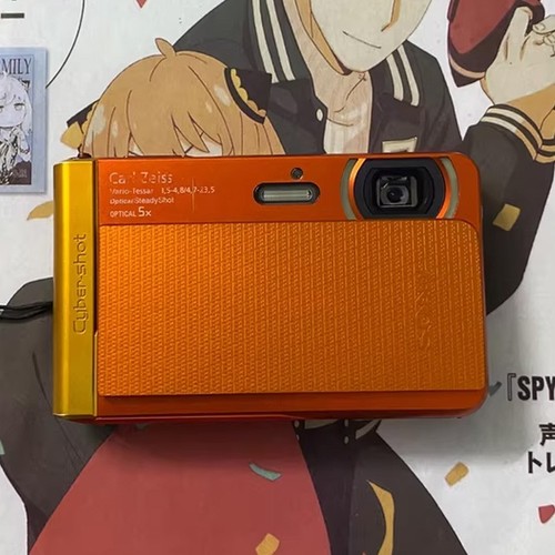 Fotocamera digitale arancione