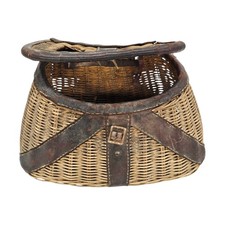 Antico cesto vintage in vimini intrecciato pescatore creel pesca a mosca foraggiamento pelle