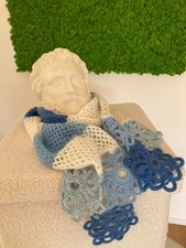 La sciarpa con la rete e i fiori traforati in lana e mohair