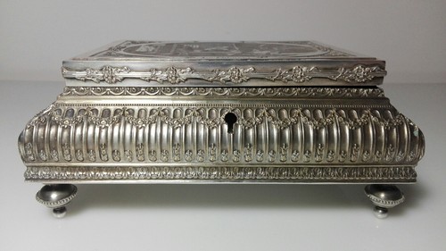 Antica scatola argentata