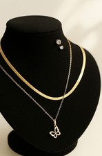 set due collane e due paia di orecchini color oro, nuovi senza cartellino