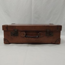 Valigia in cuoio fine anni '30 con chiusure funzionanti e segni del tempo