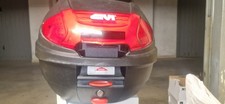 E300N2 GIVI Kit Bauletto Monolock nero Cat rossi+Piastra Univers. Moto Scooter