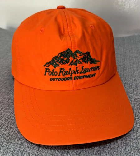 Cappello nuovo con etichette
