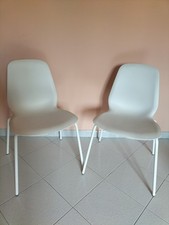 2 sedie bianche (non vendibili separatamente)