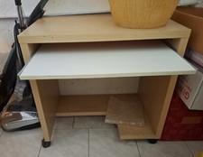 scrivania porta pc,usato ma in buone condizioni, colore legno chiaro e bianco 