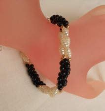 BRACCIALE firmato MONET 3 fili sfere perline intrecciate bianche e nere