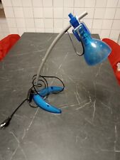 Lampada da tavolo colorata in acciaio con portalampadina in plastica colorata