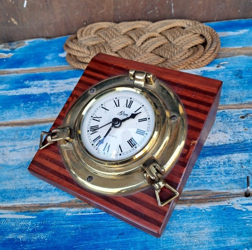 Oblò con orologio - con, in
