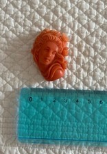 cameo antico in corallo rosa con volto di donna e fiori